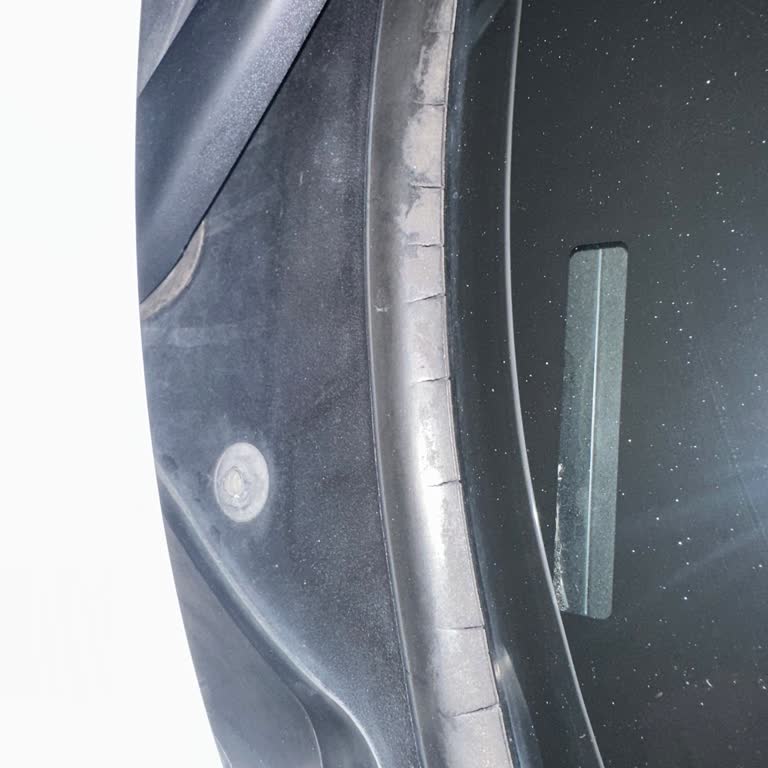 BMW Ön Cam Fitilindeki Çatlama Güvenlik Endişesi Yaratıyor