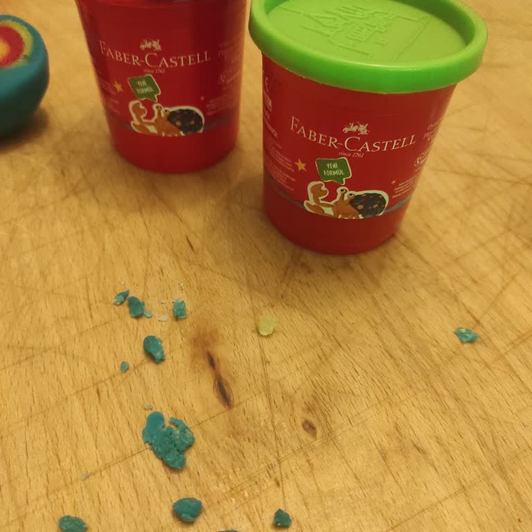 Çocukların Sağlığını Tehlikeye Atan Oyun Hamurunda Cam Parçaları!