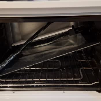 Simfer Fırının Ön Camı Kendi Kendine Patladı, Garanti Dışı Ücret Talebi Ve Güvenlik Endişesi