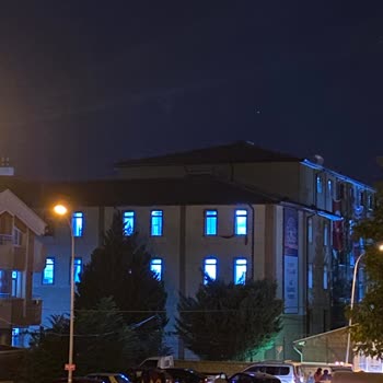 Mevlana Kız Yurdu Önündeki Uygunsuz Ortam Mahalle Huzurunu Bozuyor