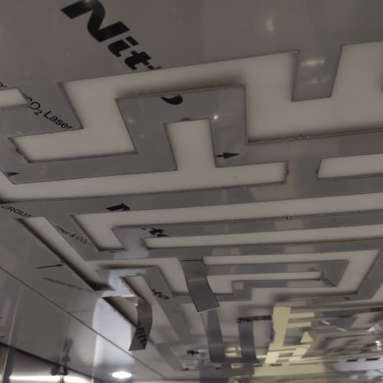 Kargo Teslimatında Asansör Tavanı Kırıldı, Horoz Lojistik Dönüş Yapmıyor