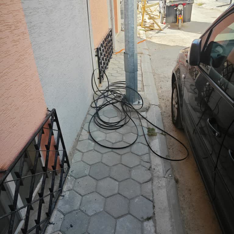 Kapımızın Önündeki Tehlikeli Telefon Kablosu Bir Türlü Kaldırılmıyor