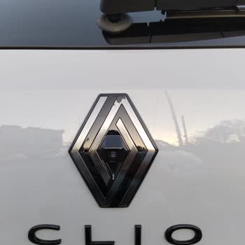 Yeni Alınan Renault Clio'nun Arka Logosunda Boya Atması Ve Ücretsiz Değişim Talebi