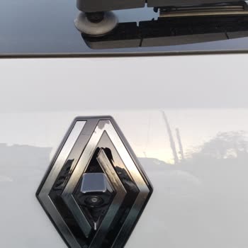 Yeni Alınan Renault Clio'nun Arka Logosunda Boya Atması Ve Ücretsiz Değişim Talebi