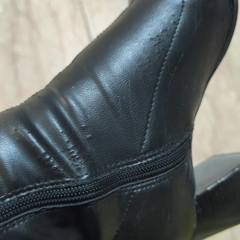 Stradivarius Botum Kısa Sürede Çatladı, Müşteri Hizmetlerinden Dönüş Alamıyorum