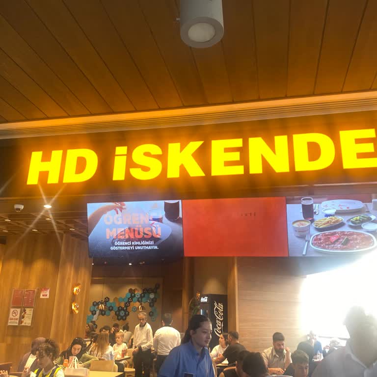 HD İskender'de Masa Ayrımcılığı Ve İletişimsizlik Deneyimi