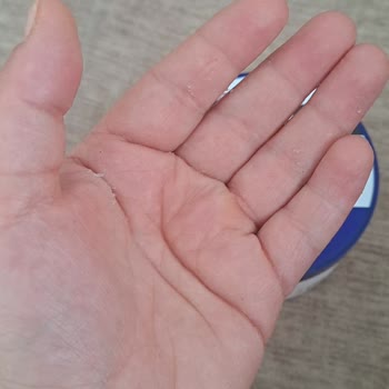 Neutrogena Crema Hidratante Intensa causa descamación y sensación pegajosa