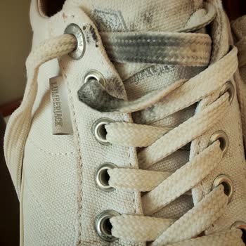 Ayakkabı Bağcıklarında Boya Akması Ve Mağaza Çözüm Sunmuyor