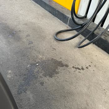 Shell İstasyonunda Yakıt Doldurma Sırasında Saygısız Ve İlgisiz Çalışanlar