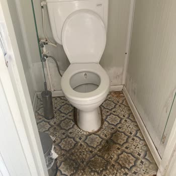 Ramada Hotel & Suites Kuşadası Deniz Kenarındaki Tuvalet Ve Duşların Temizlik Sorunu