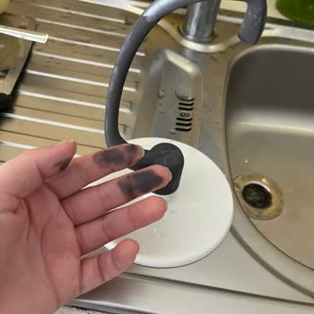 Ariete amasadora, aparato amasador cubierto de sustancia negra inesperada