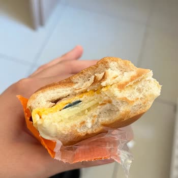 Son Kullanma Tarihi Geçmemiş Sandviçin Peynirinin Küflü Çıkması Şaşırttı