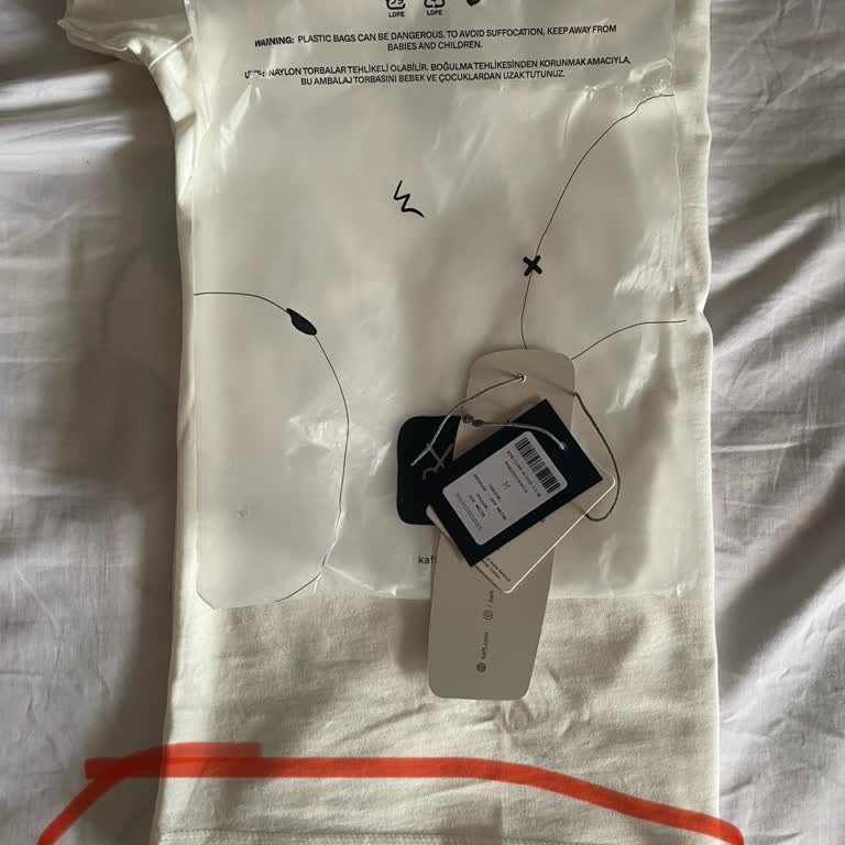Kaft Aynı Dikiş Hatalı T-shirt İki Kez Gönderildi