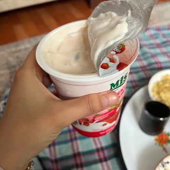 Son Kullanma Tarihi Geçmemiş Mis Meyveli Yoğurtta Küf Ve Bozulma Şoku