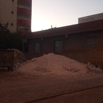 Siverek Belediyesi Boş Arsada 2 Aydan Fazla Süredir Ciddi Bir Kum Kirliliği Yaşanmaktadır