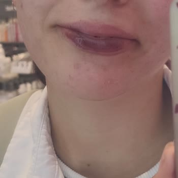 Aldığım Makyaj Ürünü Hem Farklı Renkli Hem Kusurlu Çıktı, İade Sürecinde Sorun Yaşıyorum