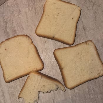 UNO Tost Ekmeğinde Siyah Boya Lekeleriyle Karşılaştık Hayal Kırıklığı Yaşadık