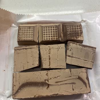 Bademli Çikolata Bozuk Ve İçinde Badem Yoktu