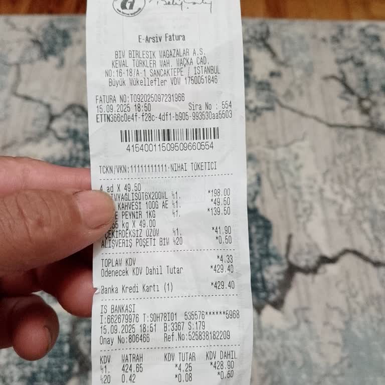 BİM Mağazasında Sürekli Uzun Kasa Sırası Ve Çalışanların İlgisiz Tavrı