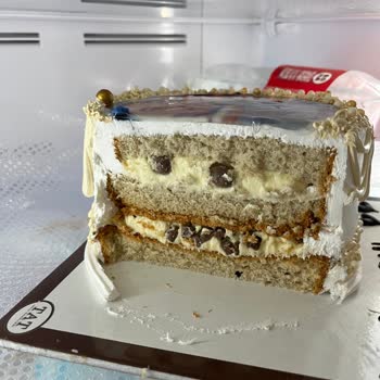 Tat Unlu Mamulleri Pasta & Ekmek Taze Olmayan Ve Eksik İçerikli Pastadan Kaynaklı Sağlık Sorunu