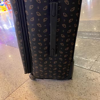 Ajet Uçuşunda Hasarlı Valiz Ve Sonrasında İlgisizlik