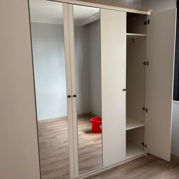 Satın Aldığım Gardırobun Çatlak Parçası Bir Türlü Değiştirilmiyor