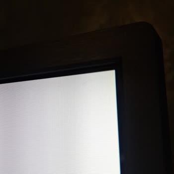 Grundig TV'de Sürekli Kasma Ve Işık Sızması Sorunu Çözülmüyor