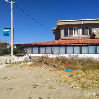 A101 Kapandıktan Sonra Tüm Çöplerini Sahilde Bırakıp Gittiler!