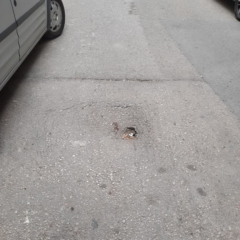 Tehlikeli Yol Çökmesi İçin Acil Müdahale Bekliyoruz