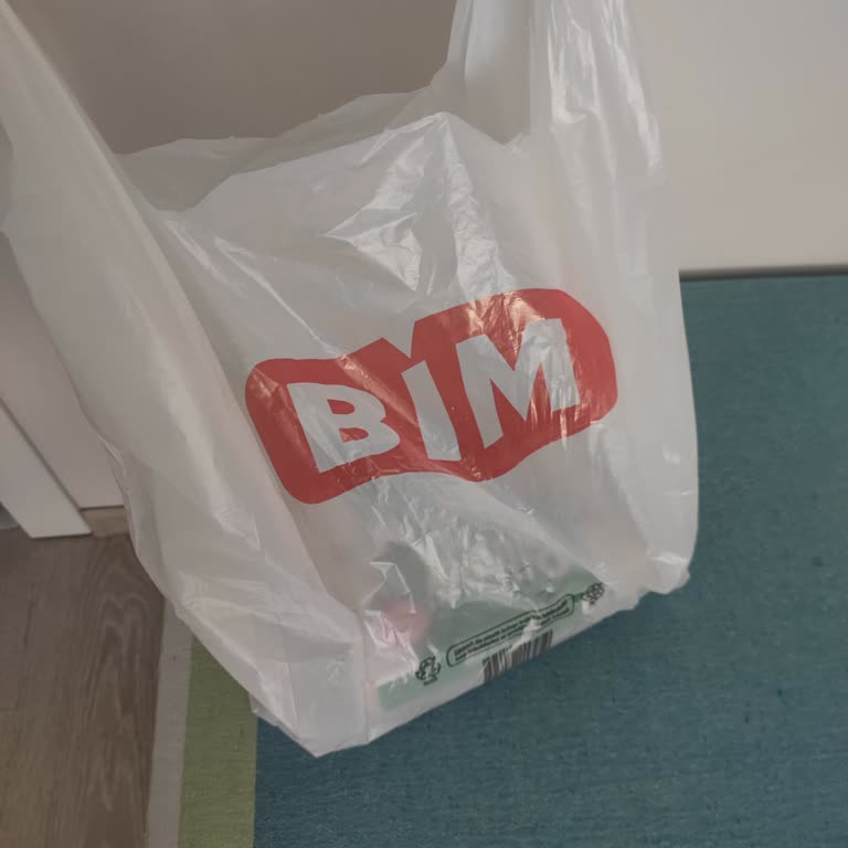 BİM Market İçindeki Yoğun Koku Ve Bozulmuş Ürünler Hakkında Şikayet
