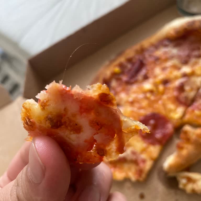 Pizzadan Çıkan Saç Nedeniyle Hijyen Ve Sağlık Mağduriyeti Yaşadık