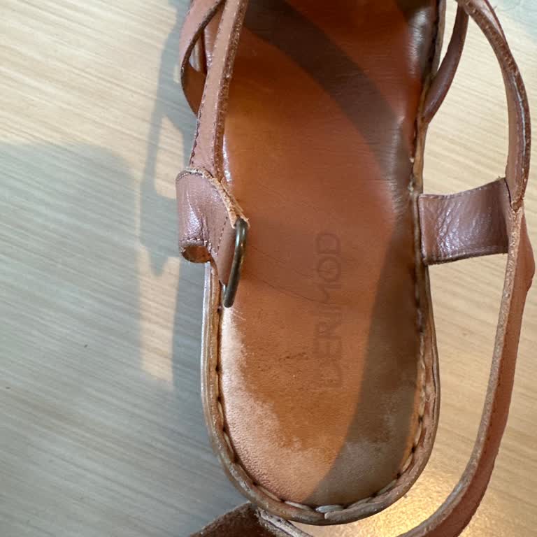 Garanti Süresi Dolmadan Renk Solması Yaşanan Sandalet İçin İade Talebi