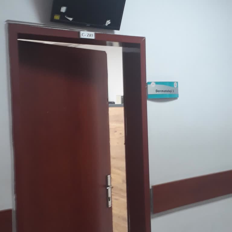 Dermatoloji Polikliniğinde Doktorun İlgisiz Ve Saygısız Davranışı
