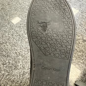 Kısa Sürede Tabanı Delinen Ve Sökülen Pahalı Sneaker Mağduriyeti