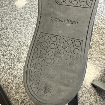 Kısa Sürede Tabanı Delinen Ve Sökülen Pahalı Sneaker Mağduriyeti