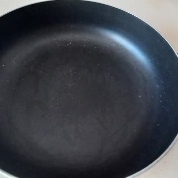 Esra Mutfak Eşyaları Tencerenin Alt Kısmında Dökülmeler Ve Parlama Oluştu!