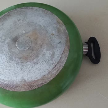 Esra Mutfak Eşyaları Tencerenin Alt Kısmında Dökülmeler Ve Parlama Oluştu!