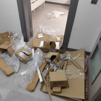 Montaj Ekibi İşi Yarım Bırakıp Evimi Dağınık Halde Terk Etti