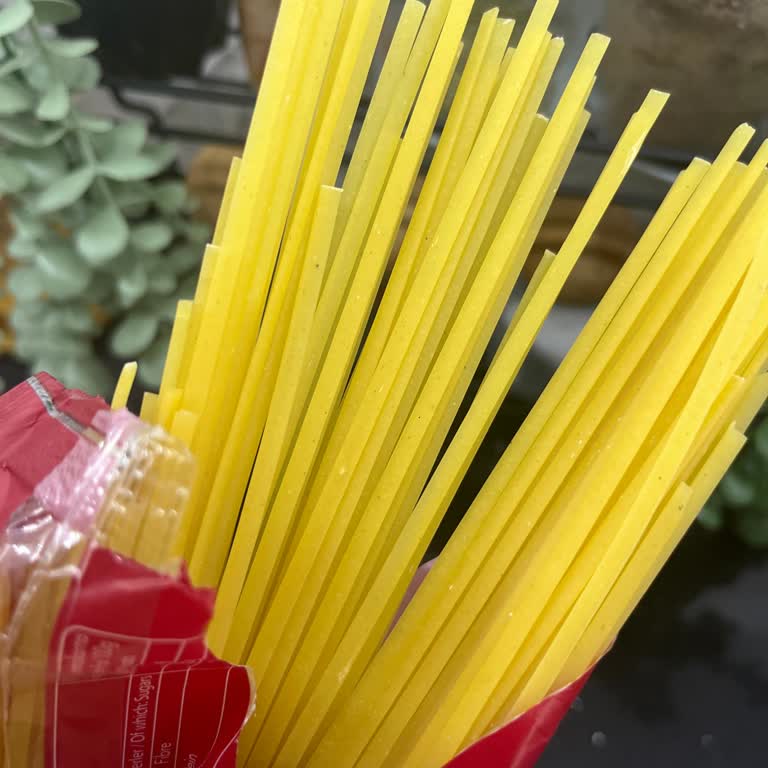 Aldığım Makarnadan Çıkan Böcekler Ve Yoğun Plastik Kokusu