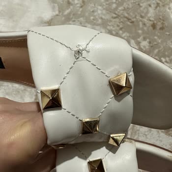 Nine West Kısa Sürede Metal Parçası Kopan Terlikte Mağduriyet