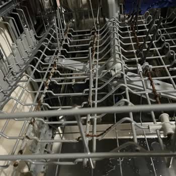 Bulaşık Makinesi Sepeti Paslandı, Kopan Parçalar Sorun Yaratıyor