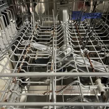 Bulaşık Makinesi Sepeti Paslandı, Kopan Parçalar Sorun Yaratıyor