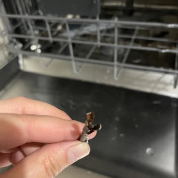 Bulaşık Makinesi Sepeti Paslandı, Kopan Parçalar Sorun Yaratıyor