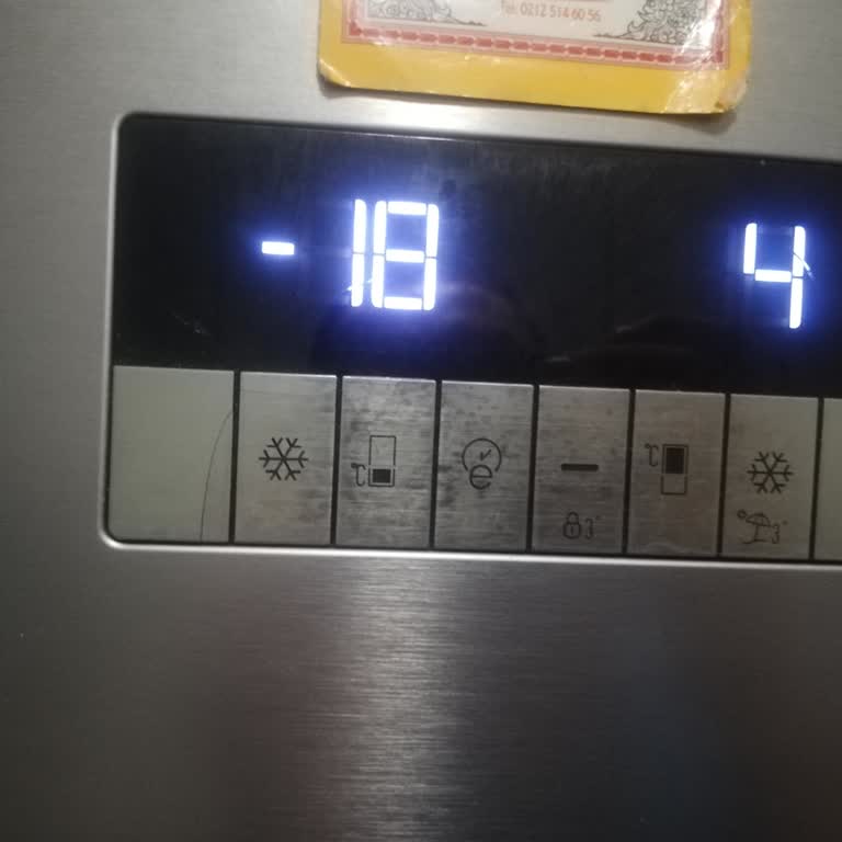 Arçelik Buzdolabında Kısa Sürede Gösterge Ekranı Çatlaması Ve Kapak Sorunu