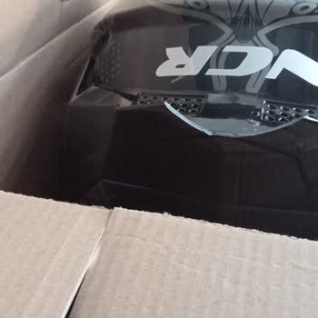 Kırık Kask Ve Sorumsuz Kargo Teslimatı