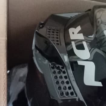 Kırık Kask Ve Sorumsuz Kargo Teslimatı