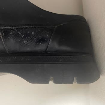 Kısa Sürede Çatlayan Ayakkabıya Çözüm Sunulmadı