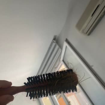 Plastik Kıllı Fırça Saçımı Doladı Ve Kestirmek Zorunda Kaldım