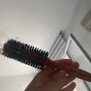 Plastik Kıllı Fırça Saçımı Doladı Ve Kestirmek Zorunda Kaldım