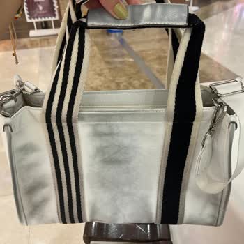 İlk Kullanımda Leke Oluşan Çantam İçin İlgisiz Ve Çözüm Sunmayan Mağaza